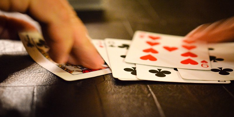 Hướng dẫn vị trí giữa bàn trong poker